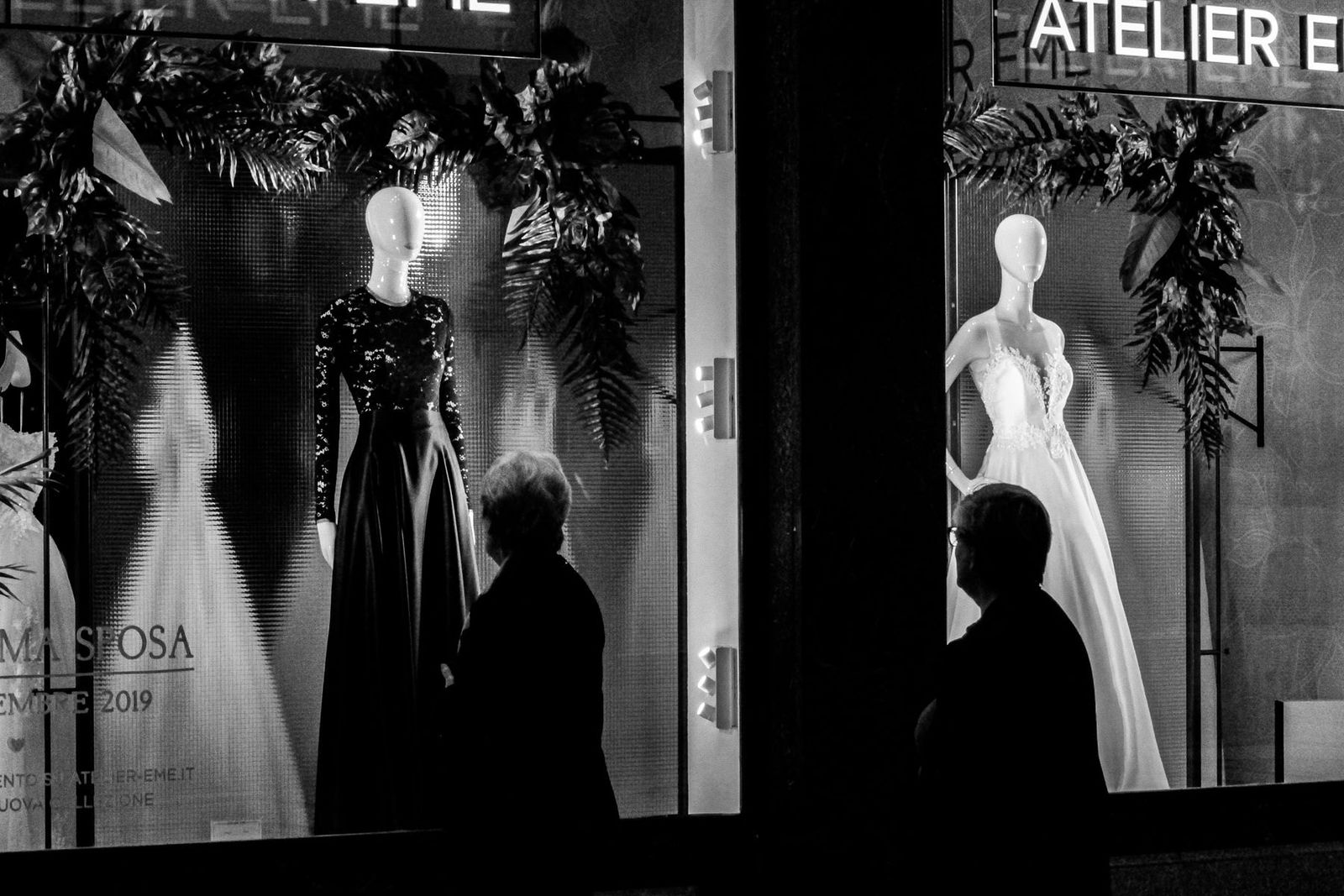 Schaufenster mit Kleidern an Schaufensterpuppen